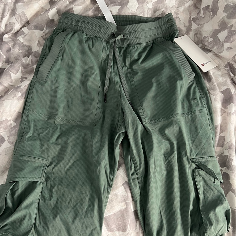 Lululemon women’s green cargo pants